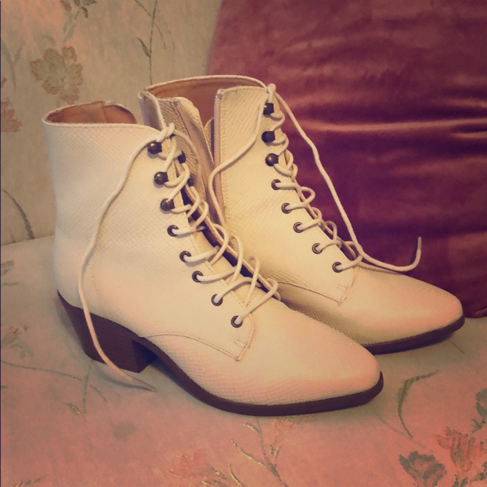 White lace up qupid booties size 6